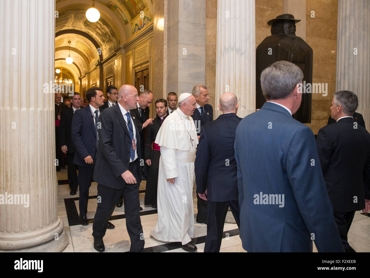 Washington DC, USA. 24 Septembre, 2015. Washington DC, USA. Sep 24, 2015. Le pape François (C) s'arrête devant une statue (R) dédié à Joseph Damien de Veuster, au Capitole à Washington, DC, États-Unis, 24 septembre 2015. Le pape François est sur un voyage de cinq jours pour les USA, qui inclut des arrêts à Washington DC, New York et Philadelphie, après un séjour de trois jours à Cuba. Dpa : Crédit photo alliance/Alamy Live News Banque D'Images