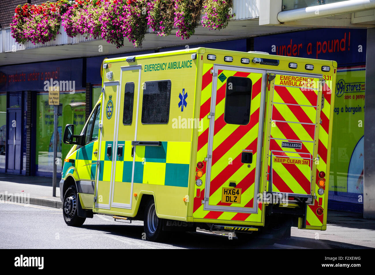 L'ambulance d'urgence sur appel, Lowfield Street, Dartford, Kent, Angleterre, Royaume-Uni Banque D'Images L'ambulance d'urgence sur appel, Lowfield Street, Dartford, Kent, Angleterre, Royaume-Uni Banque D'Images