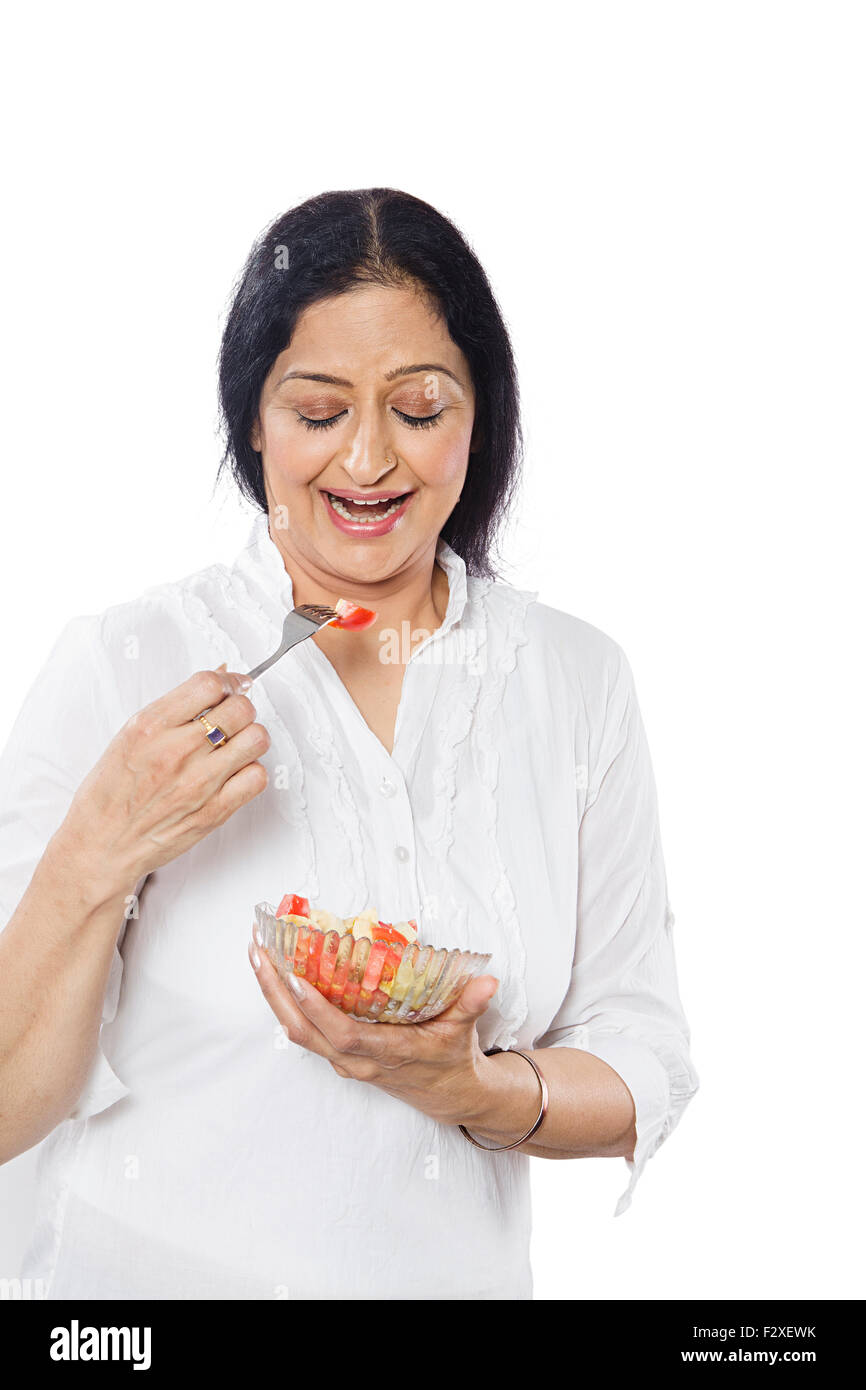 1 femme adulte indien Dieting Eating Salad Banque D'Images