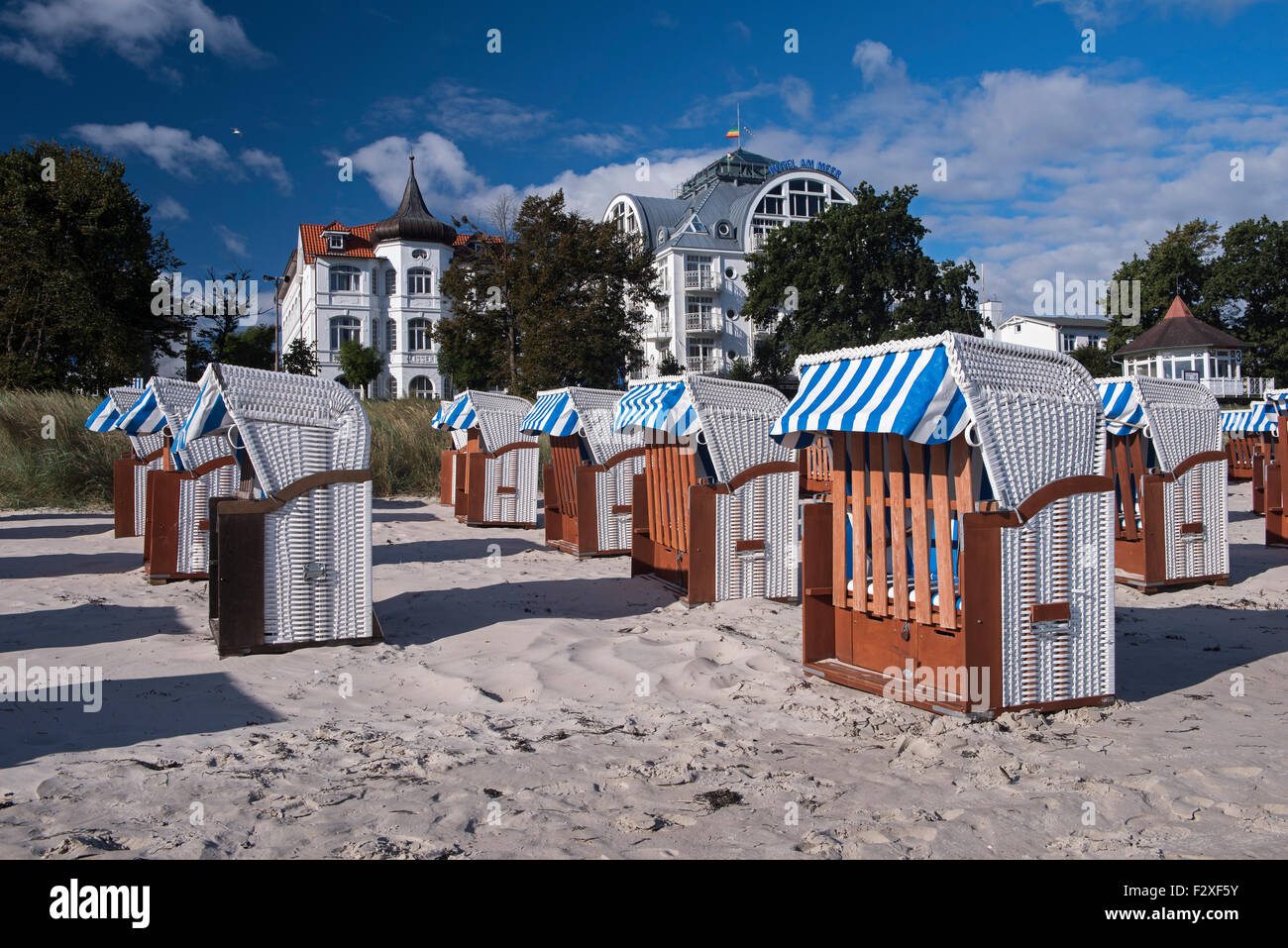 Chaises de plage en face d'une villa sur la plage, Binz, Rügen, Mecklembourg-Poméranie-Occidentale, Allemagne Banque D'Images