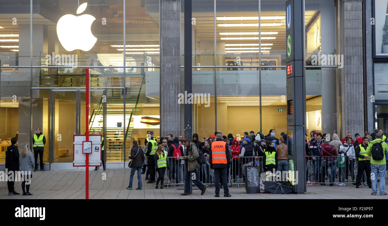 File d'attente des clients pour acheter le nouvel iPhone 4 à l'Apple store  sur Regents Street London, England - 24.06.10 Photo Stock - Alamy