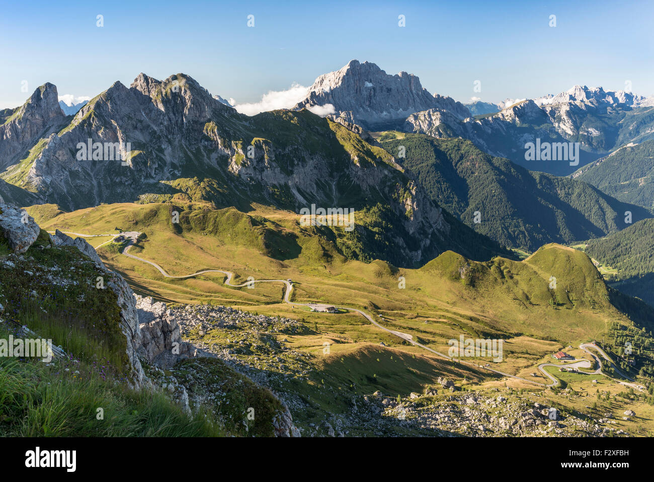 Vue de la montagne au Col Giau avec road, 2236 m, la vallée de Livinallongo, Monte Civetta derrière, 3220 m, Dolomites, Alpes Banque D'Images