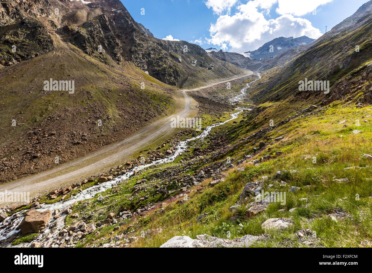 Chemin de randonnée le long d'un ruisseau glaciaire, Rettenbachferner derrière, Sölden, Ötztal, Tyrol, Autriche Banque D'Images