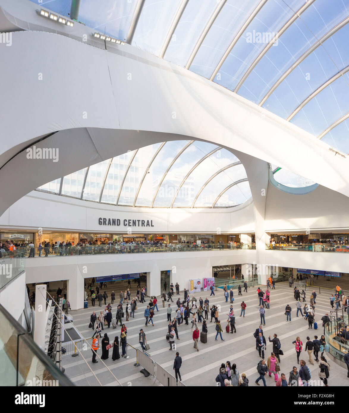 Birmingham, UK. 24 Septembre, 2015. 24 septembre 2015. Le jour de l'ouverture de Grand Central de Birmingham et le centre commercial rénové la gare de New Street, Birmingham, West Midlands, England, UK Des milliers d'acheteurs visitent le nouveau complexe sur la journée d'ouverture. Crédit : Paul Weston/Alamy Live News Banque D'Images