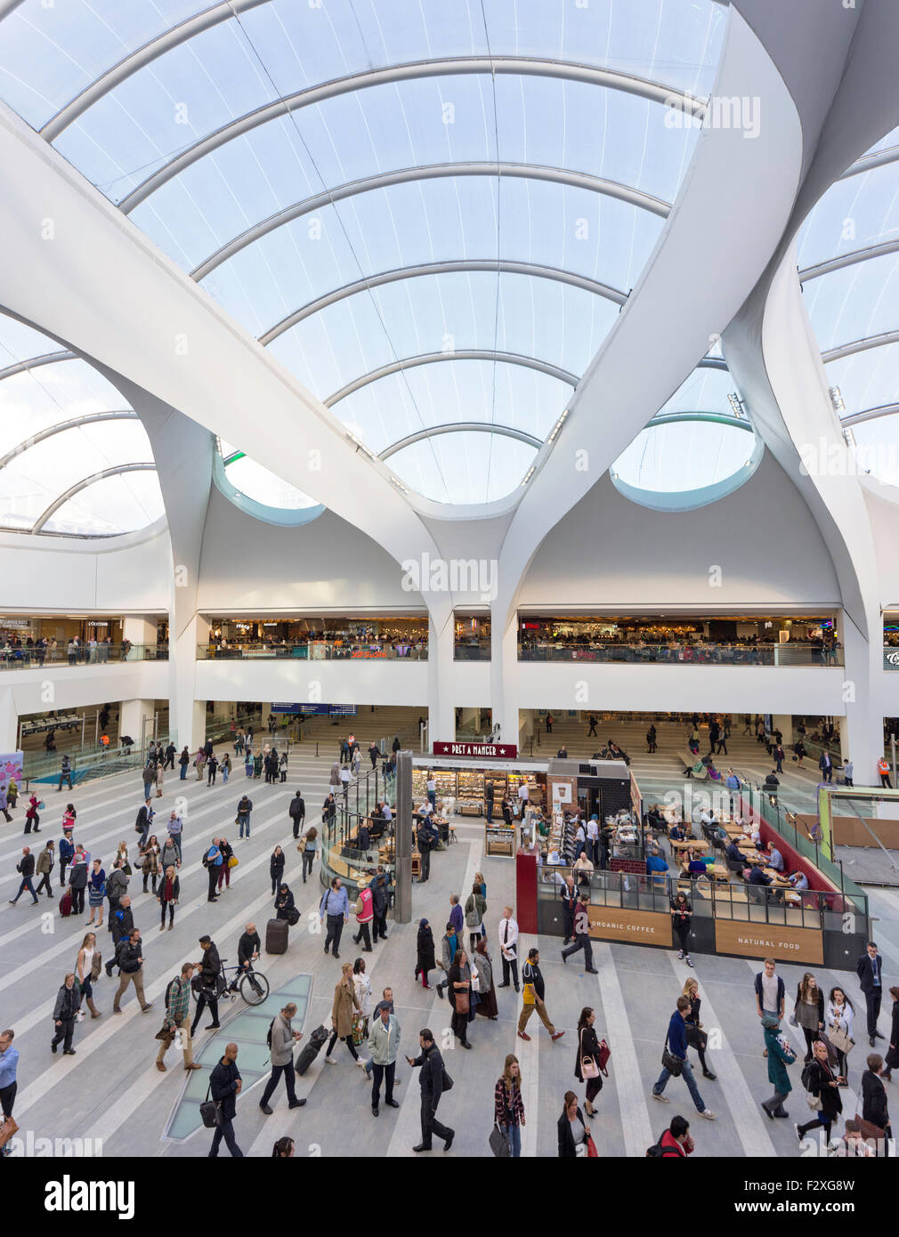 Birmingham, UK. 24 Septembre, 2015. 24 septembre 2015. Le jour de l'ouverture de Grand Central de Birmingham et le centre commercial rénové la gare de New Street, Birmingham, West Midlands, England, UK Des milliers d'acheteurs visitent le nouveau complexe sur la journée d'ouverture. Crédit : Paul Weston/Alamy Live News Banque D'Images