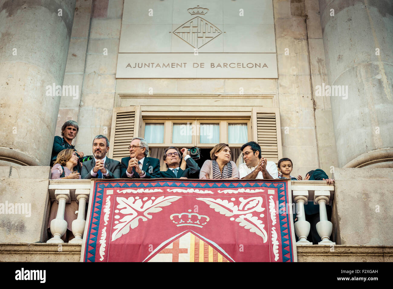 Barcelone, Espagne. 24 Septembre, 2015. XAVIER TRIAS (2L), ancien maire, Artur Mas (3L), président du gouvernement catalan, et ADA COLAU (4L), maire de Barcelone,regardez sur le St Jaume Place de l'hôtel de ville balcon sur le crédit vacances Merce : matthi/Alamy Live News Banque D'Images