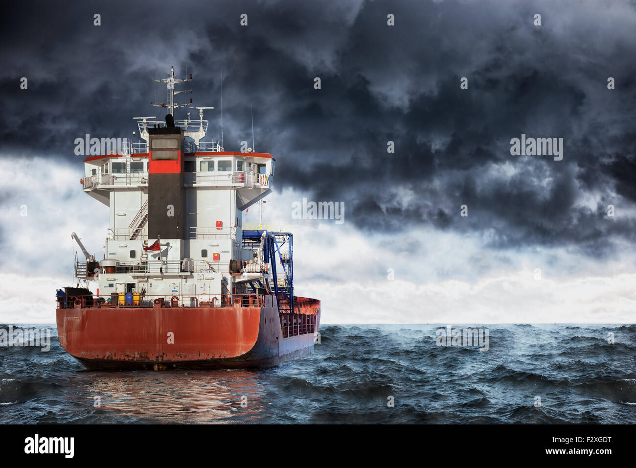D'un cargo en mer pendant une tempête. Banque D'Images