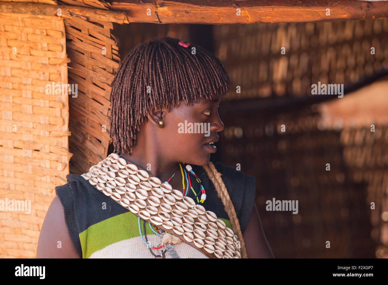 L'Afrique, l'Éthiopie, région de l'Omo, Ari tribu femme photographiée au le marché du bétail Banque D'Images