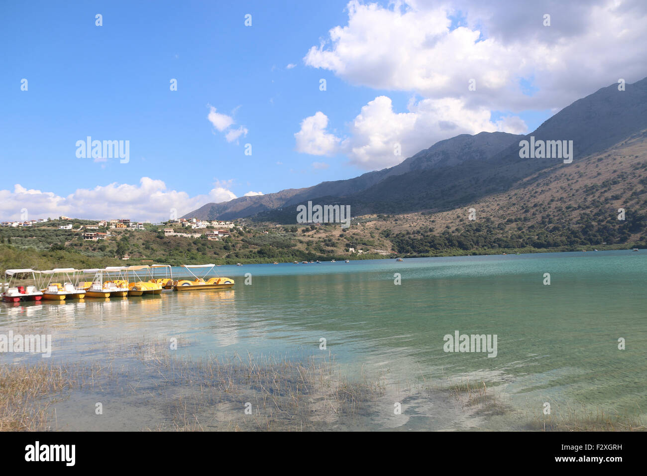 Pédalo sur le lac de Kournas, Crete Island Banque D'Images