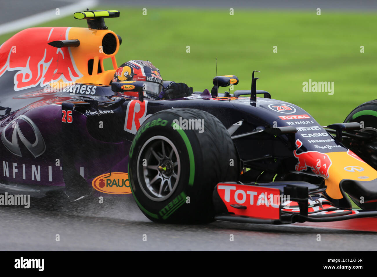 Suzuka, au Japon. 25 Septembre, 2015. Grand Prix de Formule 1 du Japon. Infiniti Red Bull Racing - Daniil Kvyat photographié au cours de la pluie vendredi pratique touchés. Credit : Action Plus Sport/Alamy Live News Banque D'Images