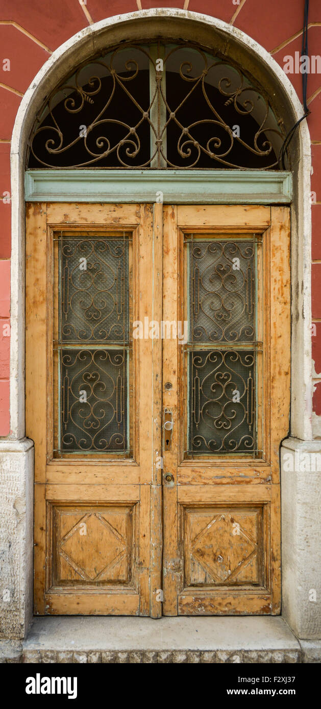 Vieille porte en bois miteux haillons bruns avec des barres en fer forgé Banque D'Images