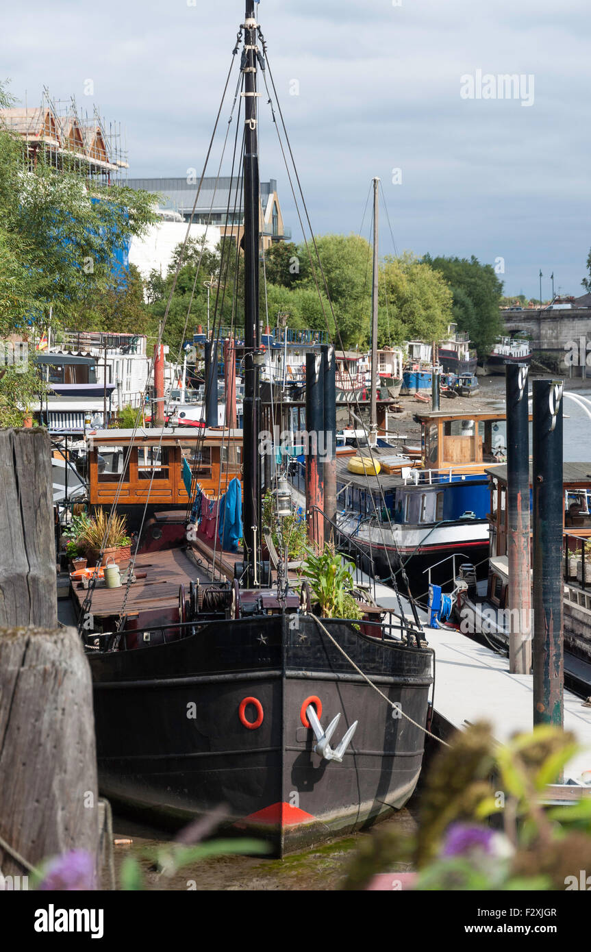 Bateaux à Victoria Quay Étapes, High Street, Brentford, Arrondissement de Hounslow, Greater London, Angleterre, Royaume-Uni Banque D'Images