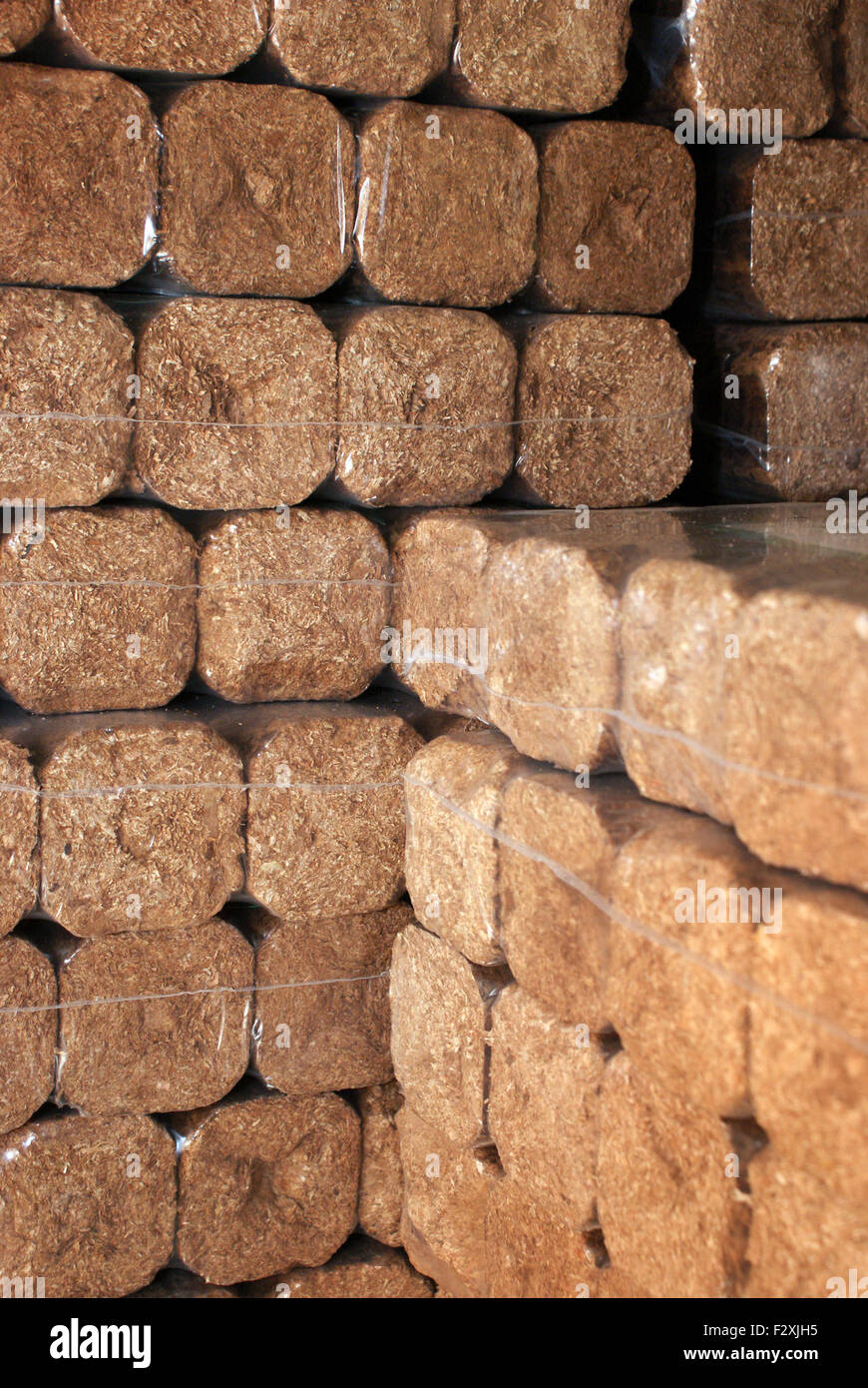 Les briques en bois dur pour le chauffage Photo Stock - Alamy