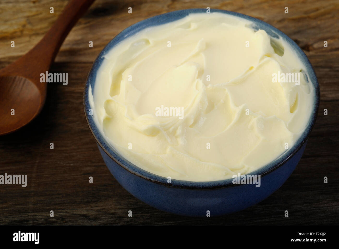 La crème sure dans un bol de fromage Banque D'Images