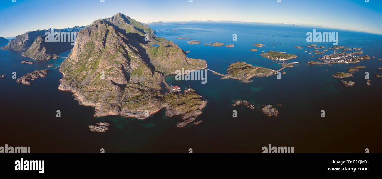 Une vue aérienne de la ville de pêcheurs de Henningsvær sur les îles Lofoten, Norvège Banque D'Images