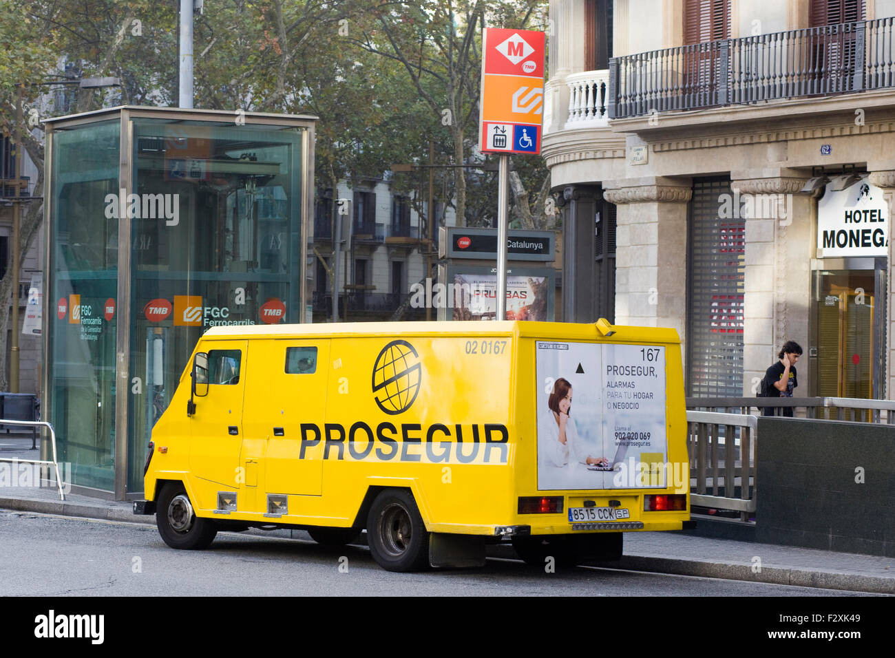 La sécurité privée Prosegur Van stationné près du métro de Barcelone Espagne Banque D'Images