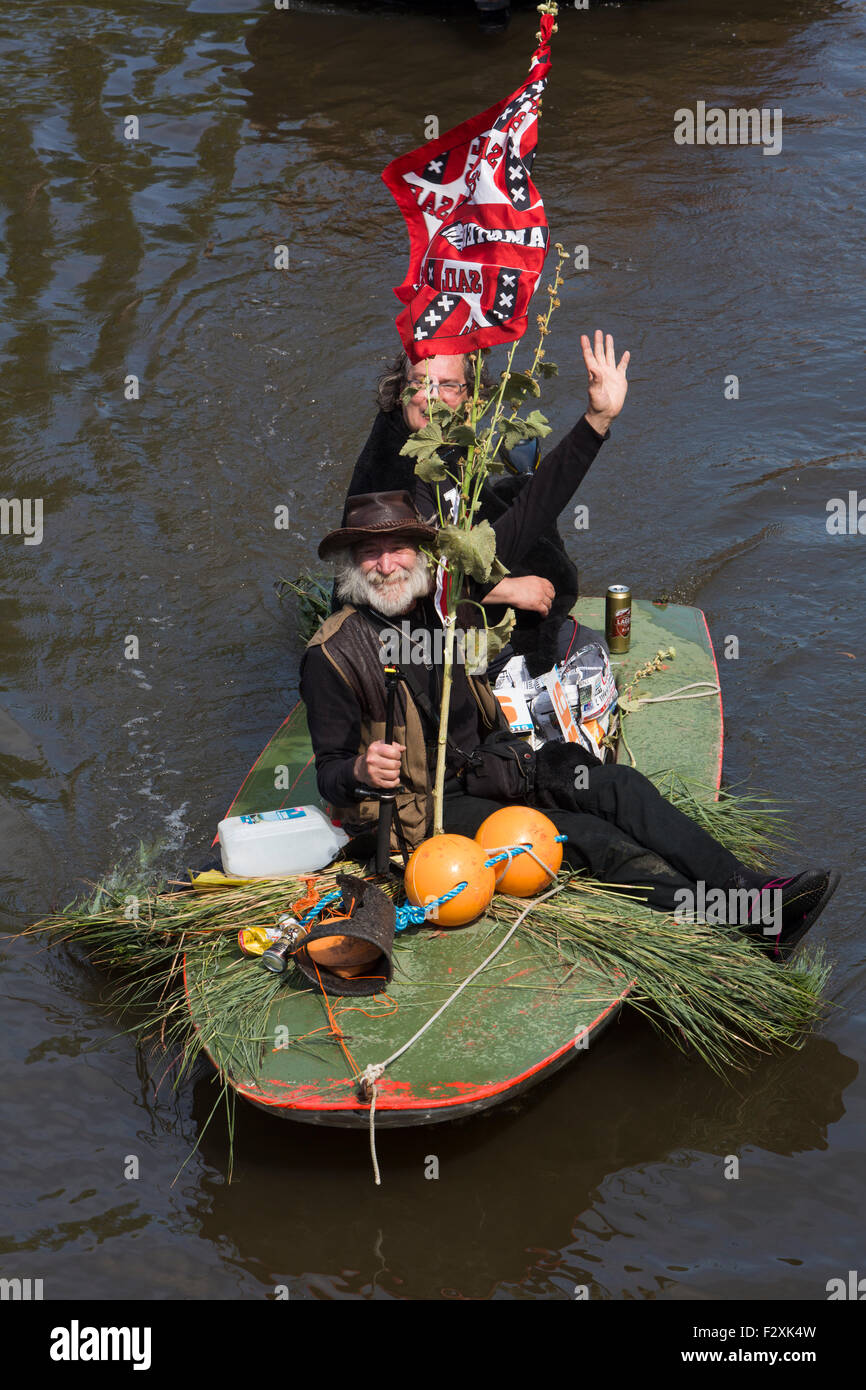 PIEREMACHOCHEL fête de l'eau à Amsterdam est un self-made concours d'objets flottants Banque D'Images