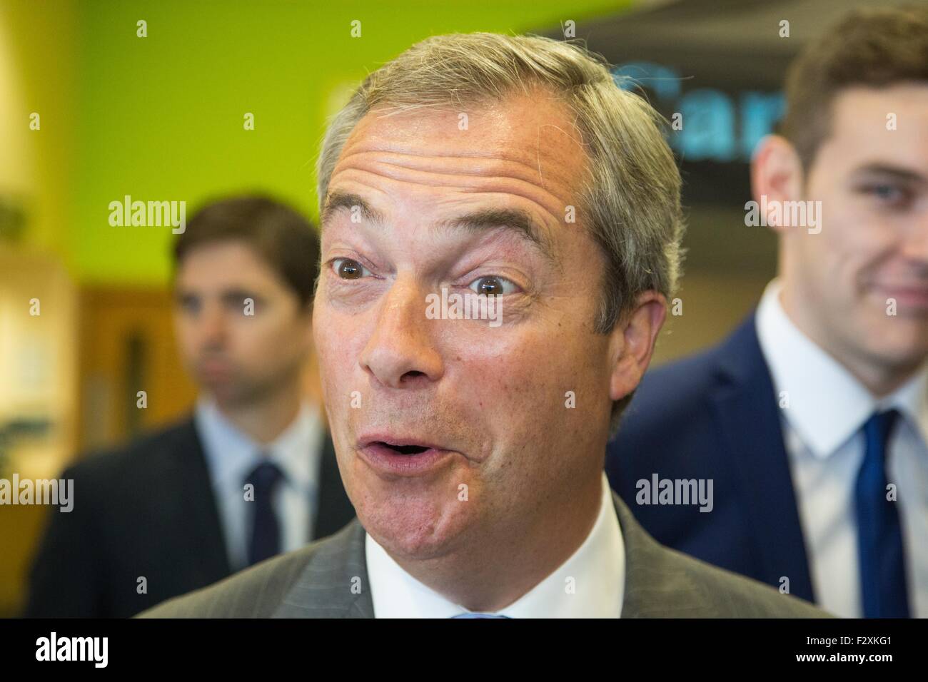 Doncaster, South Yorkshire, UK. 25 septembre, 2015. Nigel Farage arrive à l'ukip conférence nationale à Doncaster Yorkshire du Sud, Royaume-Uni. 25 septembre 2015. leader de l'ukip farage a déclaré aujourd'hui qu'il est de mettre l'UE bataille référendaire avant que son parti les priorités. crédit : Ian hinchliffe/Alamy live news Banque D'Images