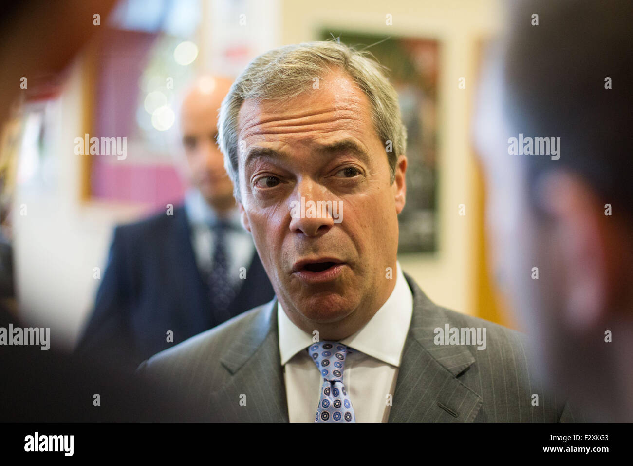 Doncaster, South Yorkshire, UK. 25 septembre, 2015. Nigel Farage arrive à l'ukip conférence nationale à Doncaster Yorkshire du Sud, Royaume-Uni. 25 septembre 2015. leader de l'ukip farage a déclaré aujourd'hui qu'il est de mettre l'UE bataille référendaire avant que son parti les priorités. crédit : Ian hinchliffe/Alamy live news Banque D'Images