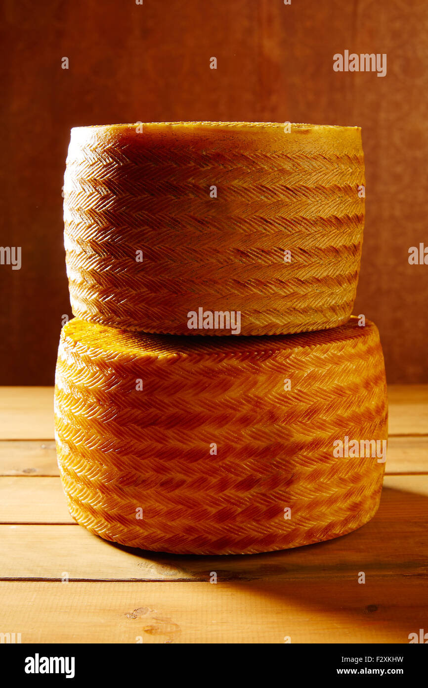 Fromage Manchego de l'Espagne en table en bois empilé Banque D'Images