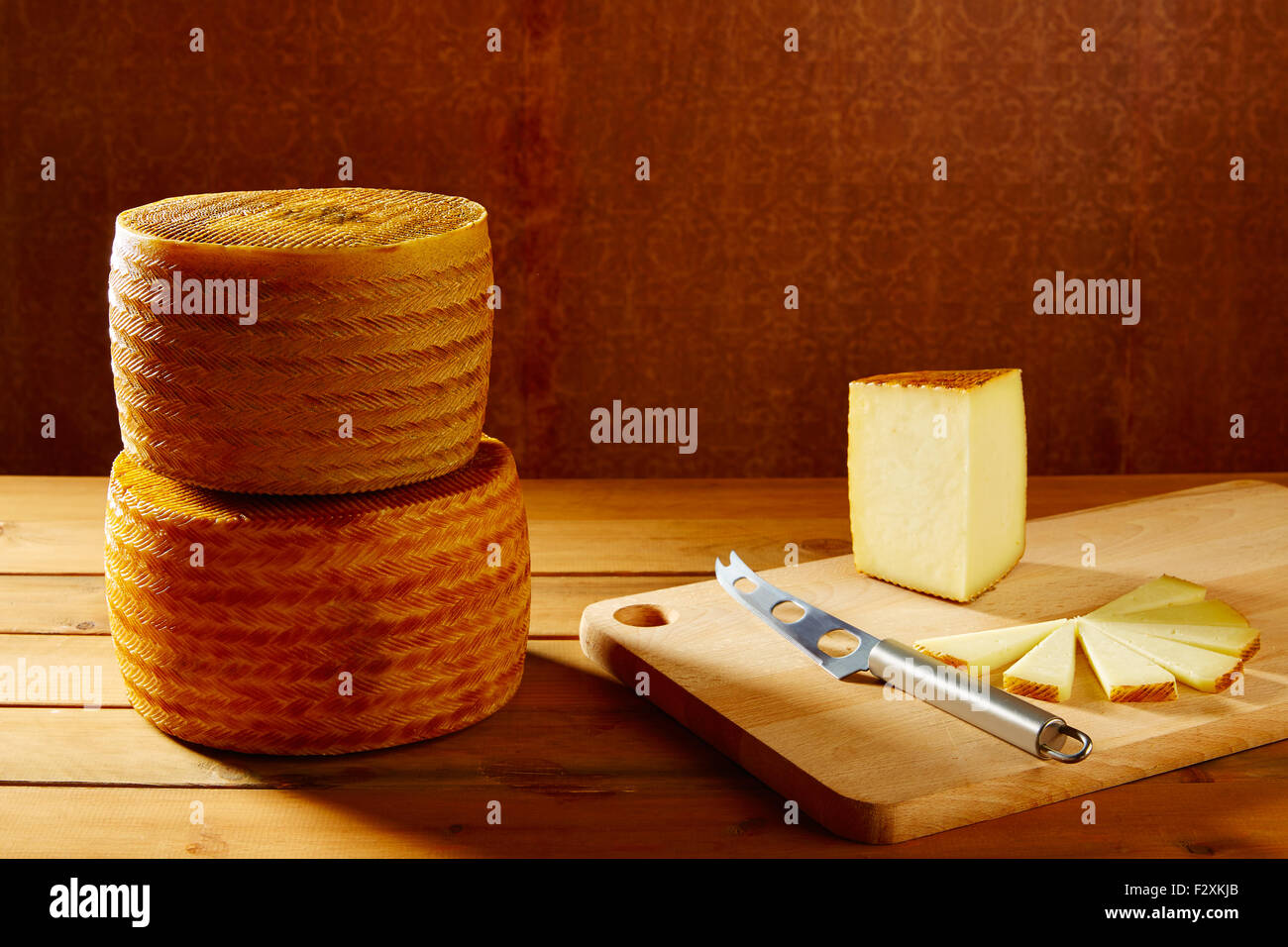 Fromage Manchego de l'Espagne en table en bois empilé Banque D'Images