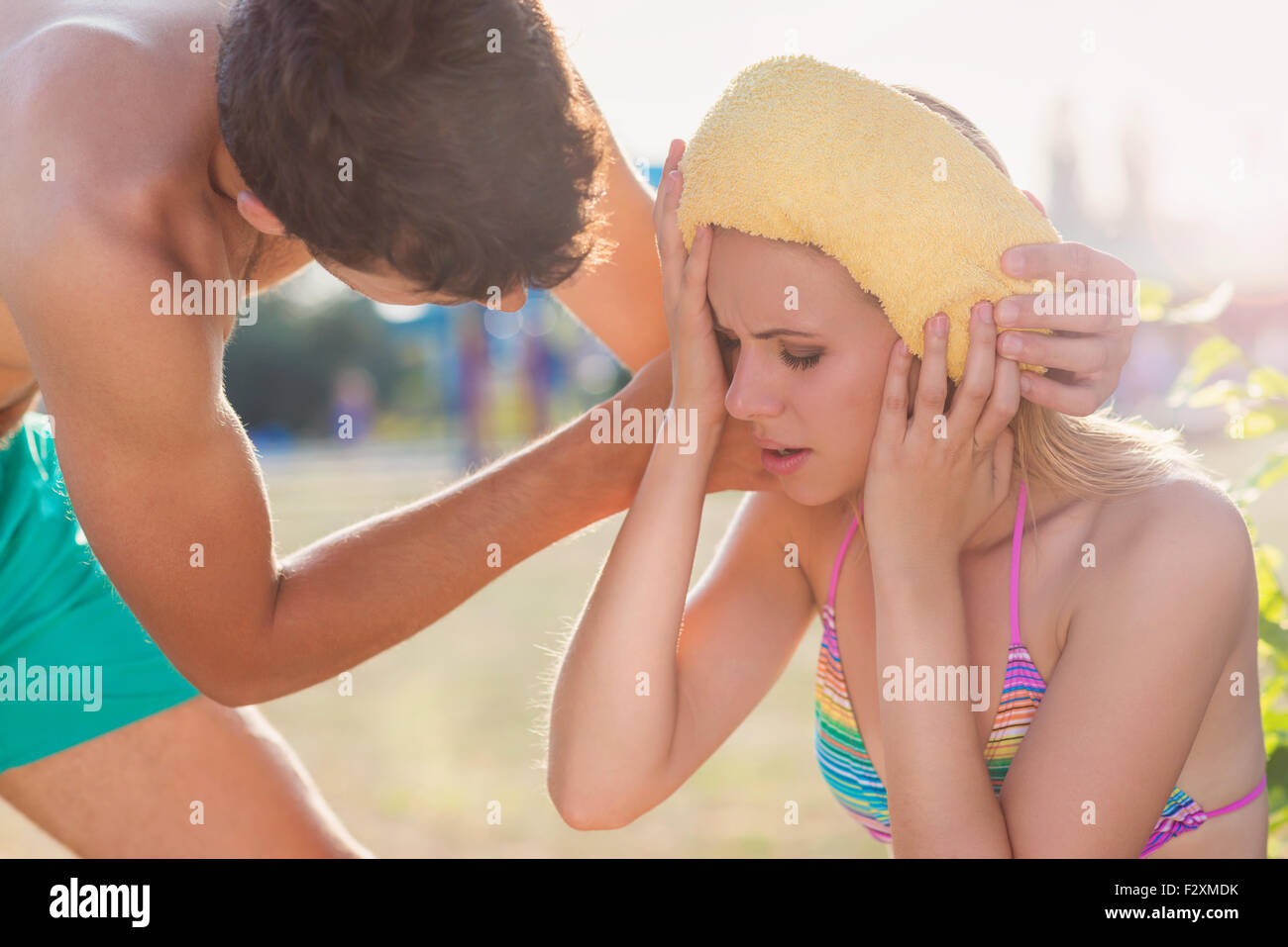 Jeune femme avec un coup de chaleur sur une plage Banque D'Images