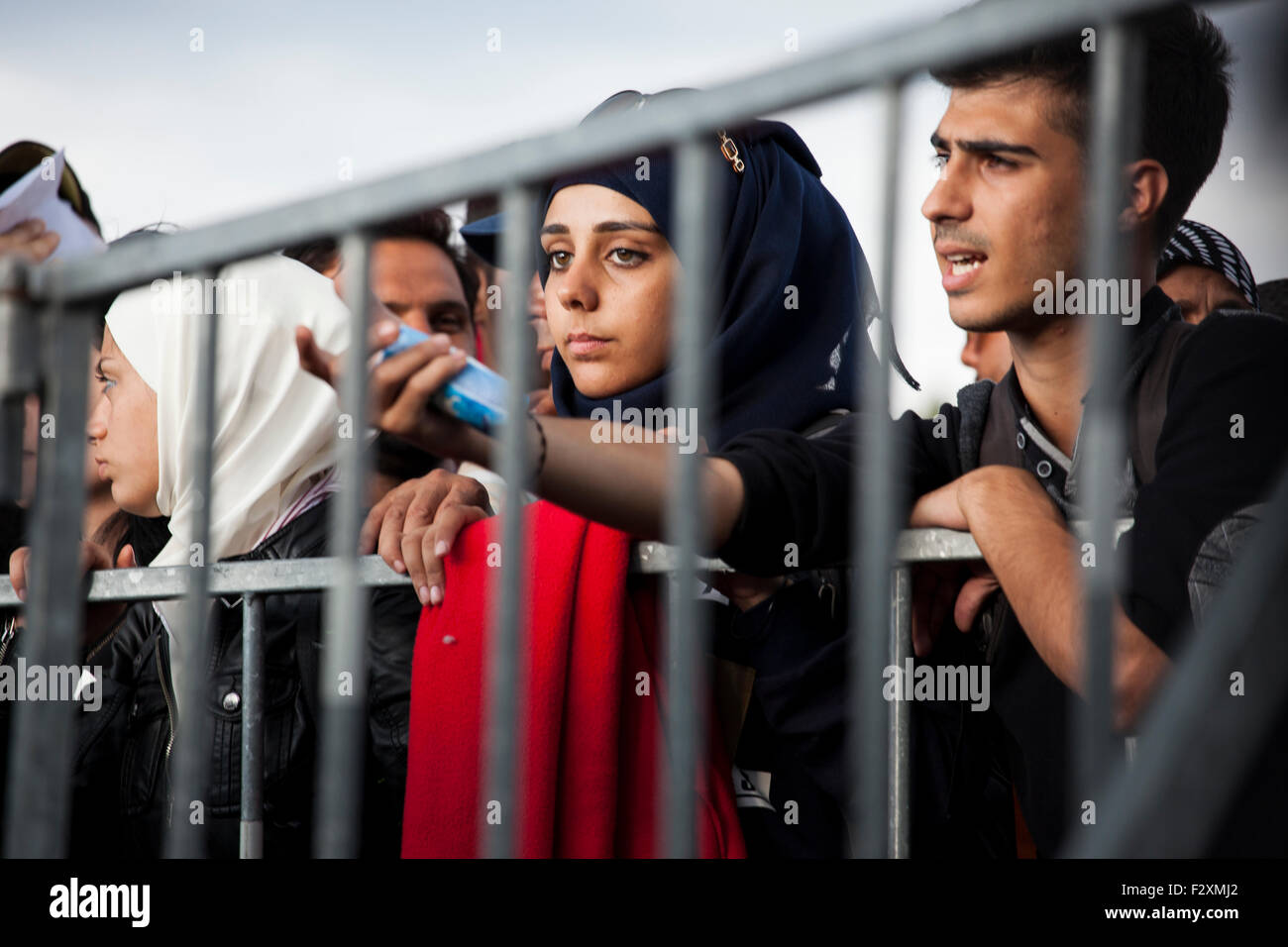 Réfugiés en attente sur le Slovenian-Croatian Rigonce au passage des frontières, la Slovénie. Banque D'Images