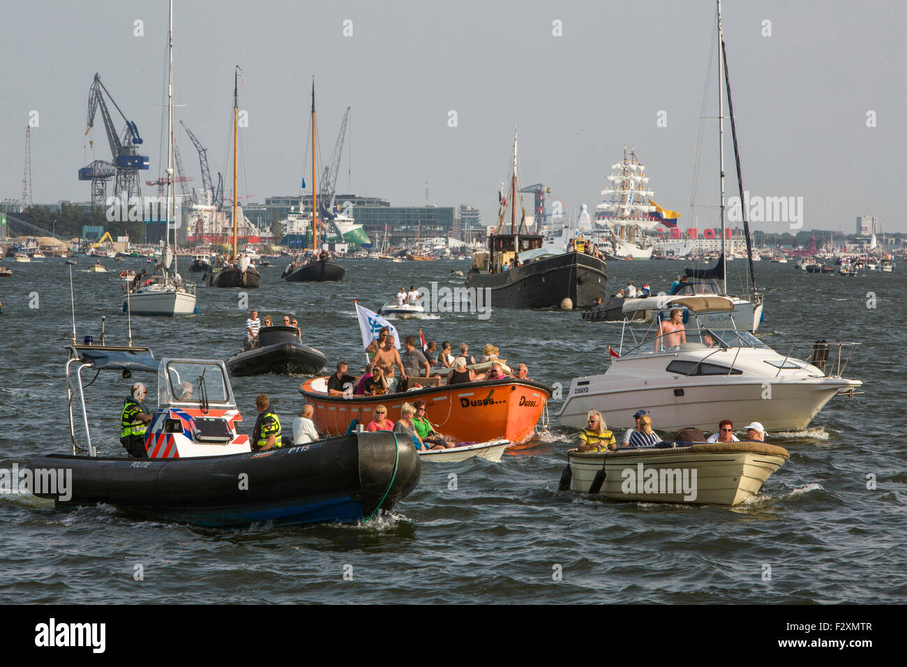 Bateaux à les canaux d'Amsterdam au cours de l'année 5 de la voile en 2015. Banque D'Images