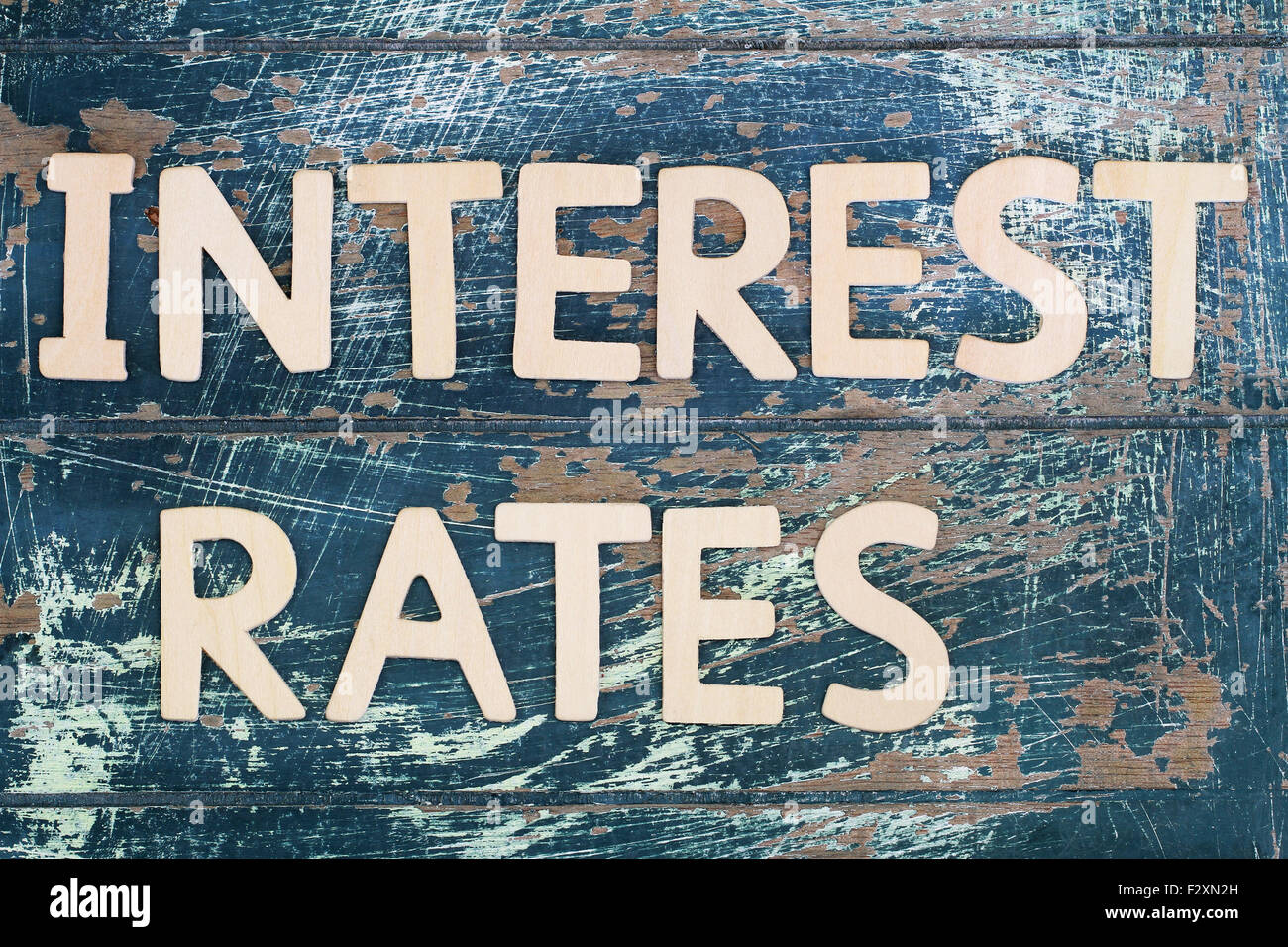Les taux d'intérêt écrites avec des lettres en bois sur la surface en bois rustique Banque D'Images