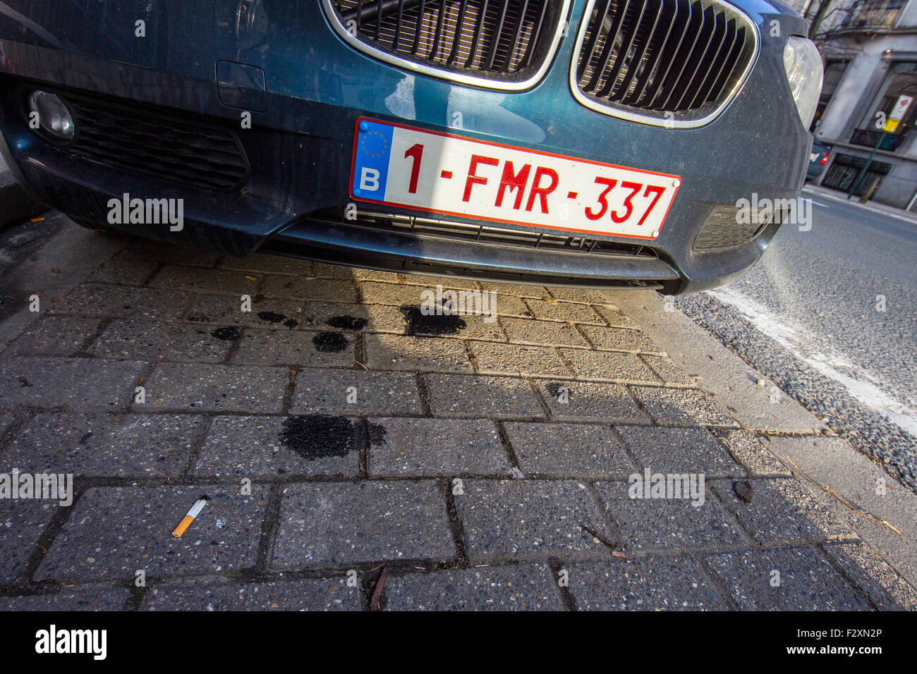 Fuite d'huile au véhicule voiture goutte chaussée trottoir rue Banque D'Images