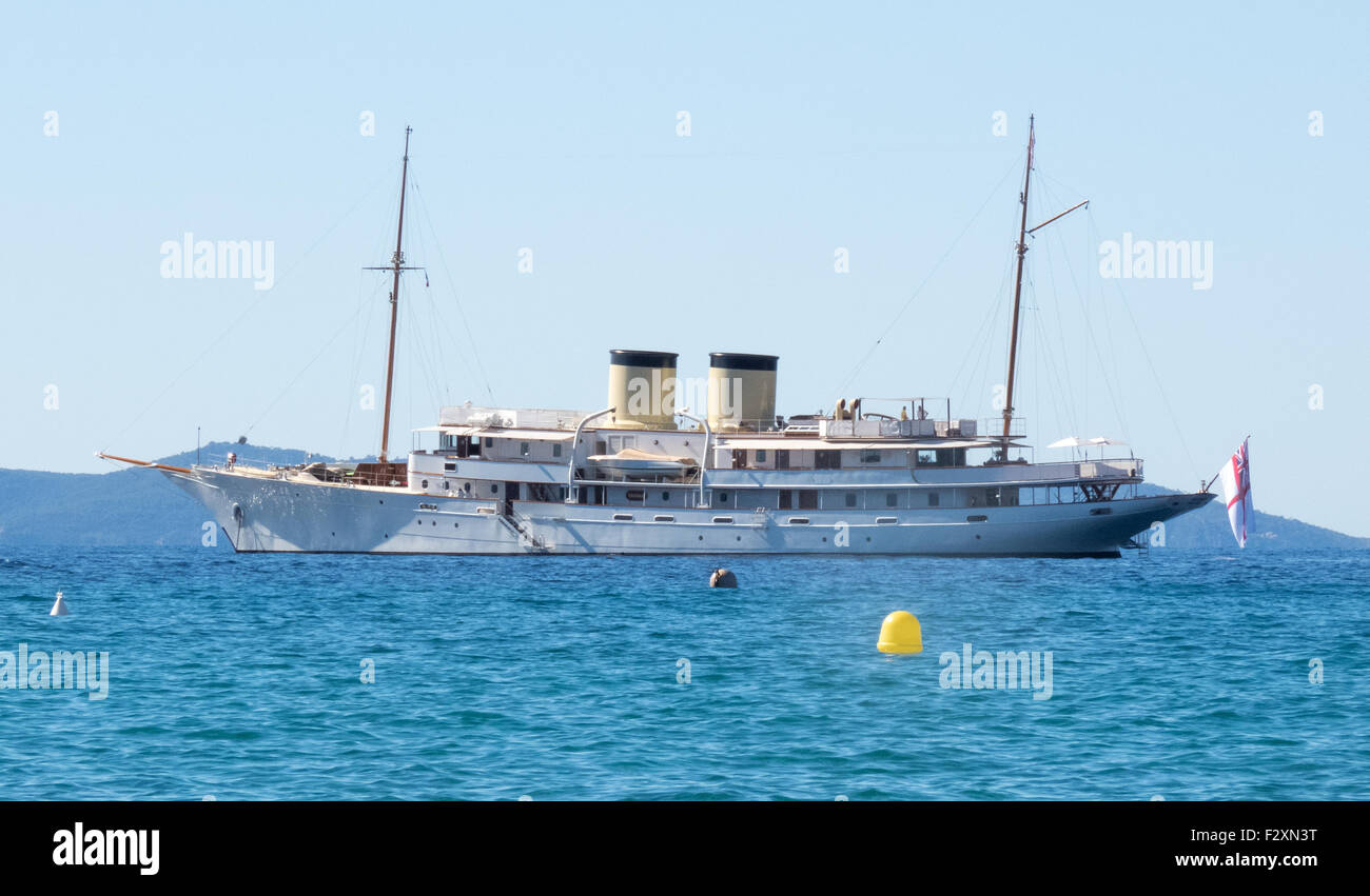 Le yacht à moteur personnalisé "TALITHA" à l'ancre dans le sud de la France Banque D'Images