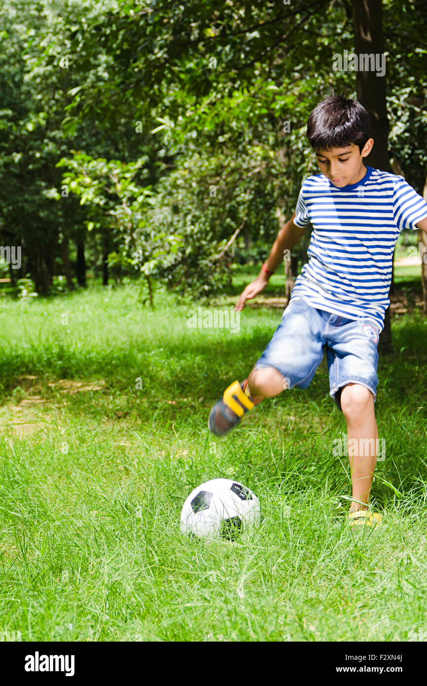 Jeux de balle ; tenue décontractée ; vêtements décontractés ; enfants ; cours ; destinations ; le plaisir exaltant ; ; jardinage ; la moitié Pant Pantalon demi-jours fériés ; ; ; un peuple ; une seule personne, une seule personne ; enjouement ; Portraits ; l'assurance ; Confiance en soi ; Confiance;Asie ; Asie ; Asie ; Inde ; Affaires autochtones ; les Indiens Banque D'Images