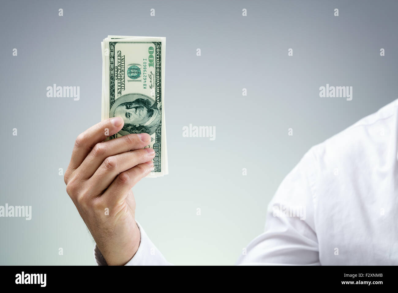 Businessman holding one hundred dollar bills concept pour payer, don, la richesse des entreprises, la société de capital risque et d'avion Banque D'Images
