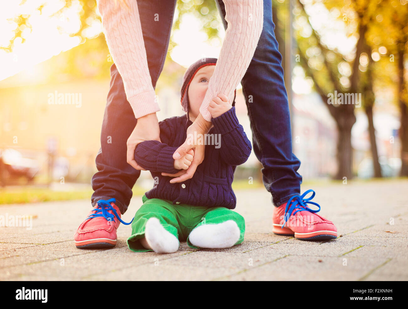 Heureux jeune mère avec son fils lors d'une promenade en ville d'automne Banque D'Images