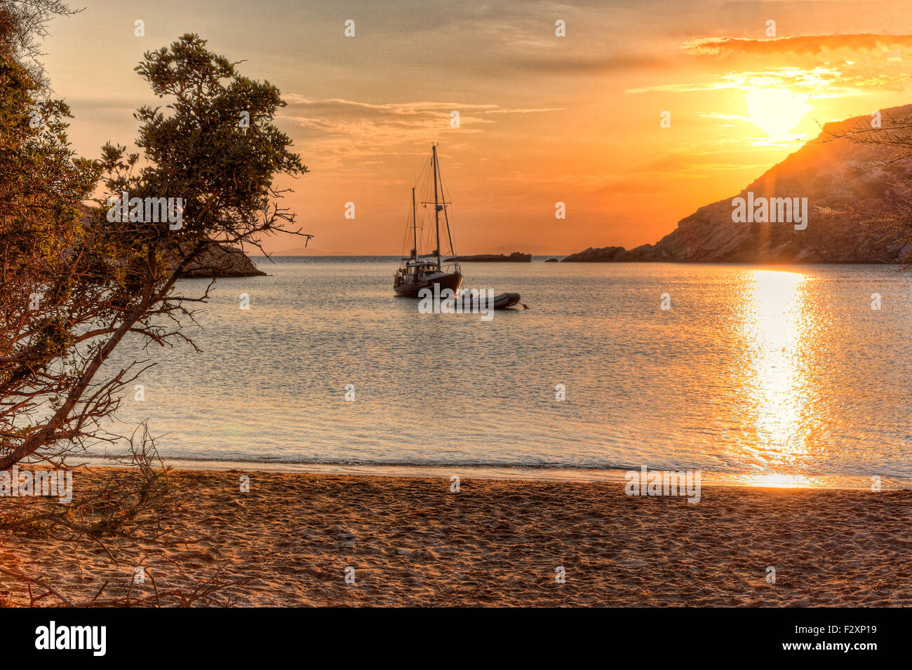 Coucher du soleil à Fellos beach à Andros island, Grèce Banque D'Images