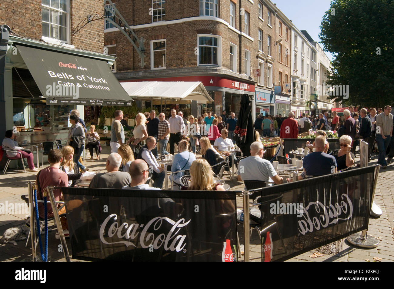 Café de la rue York uk un coke cola pop locaux marque point de vente pos marketing publicité Banque D'Images