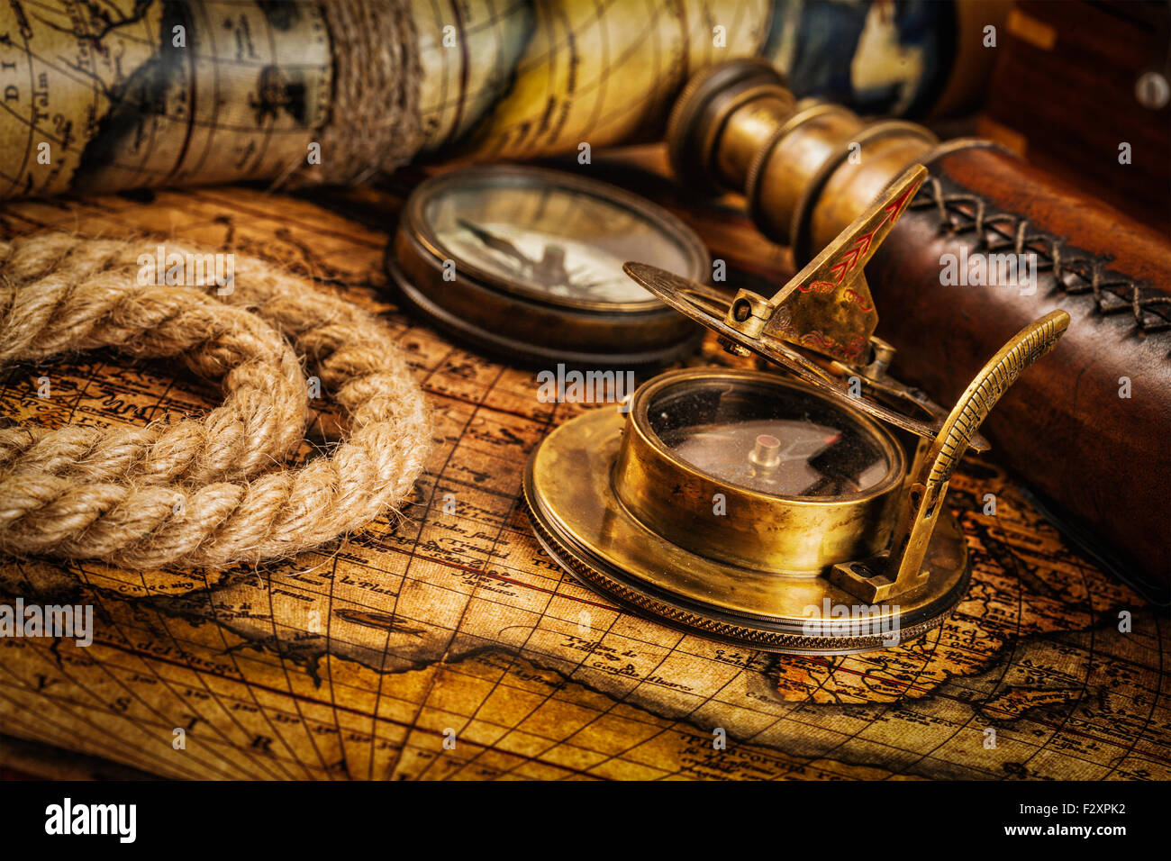 Old vintage compas sur carte ancienne Banque D'Images