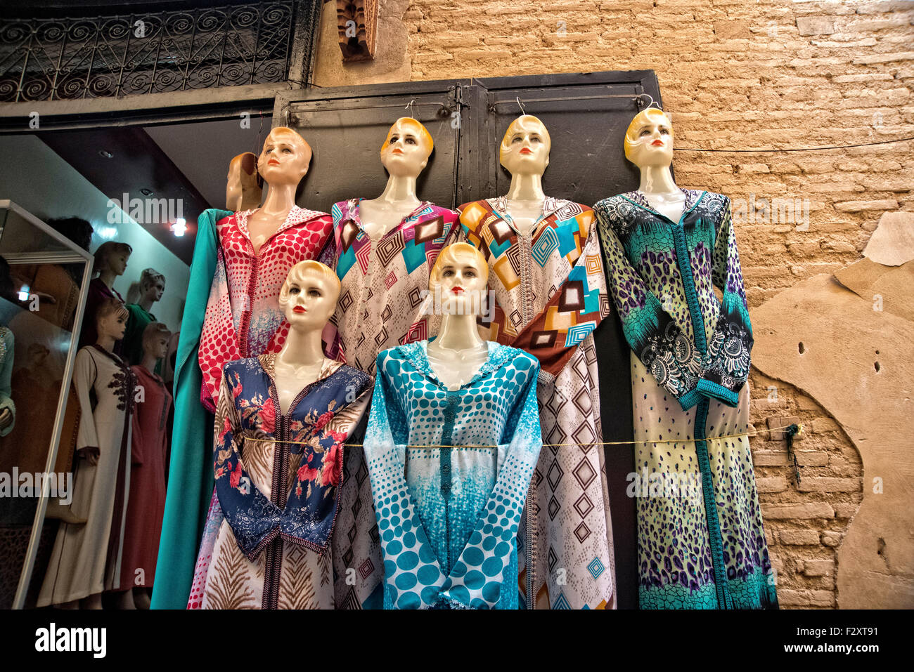Mannequins portant des djellabas traditionnels pour femmes à l'extérieur de la boutique à Fez medina, au Maroc Banque D'Images