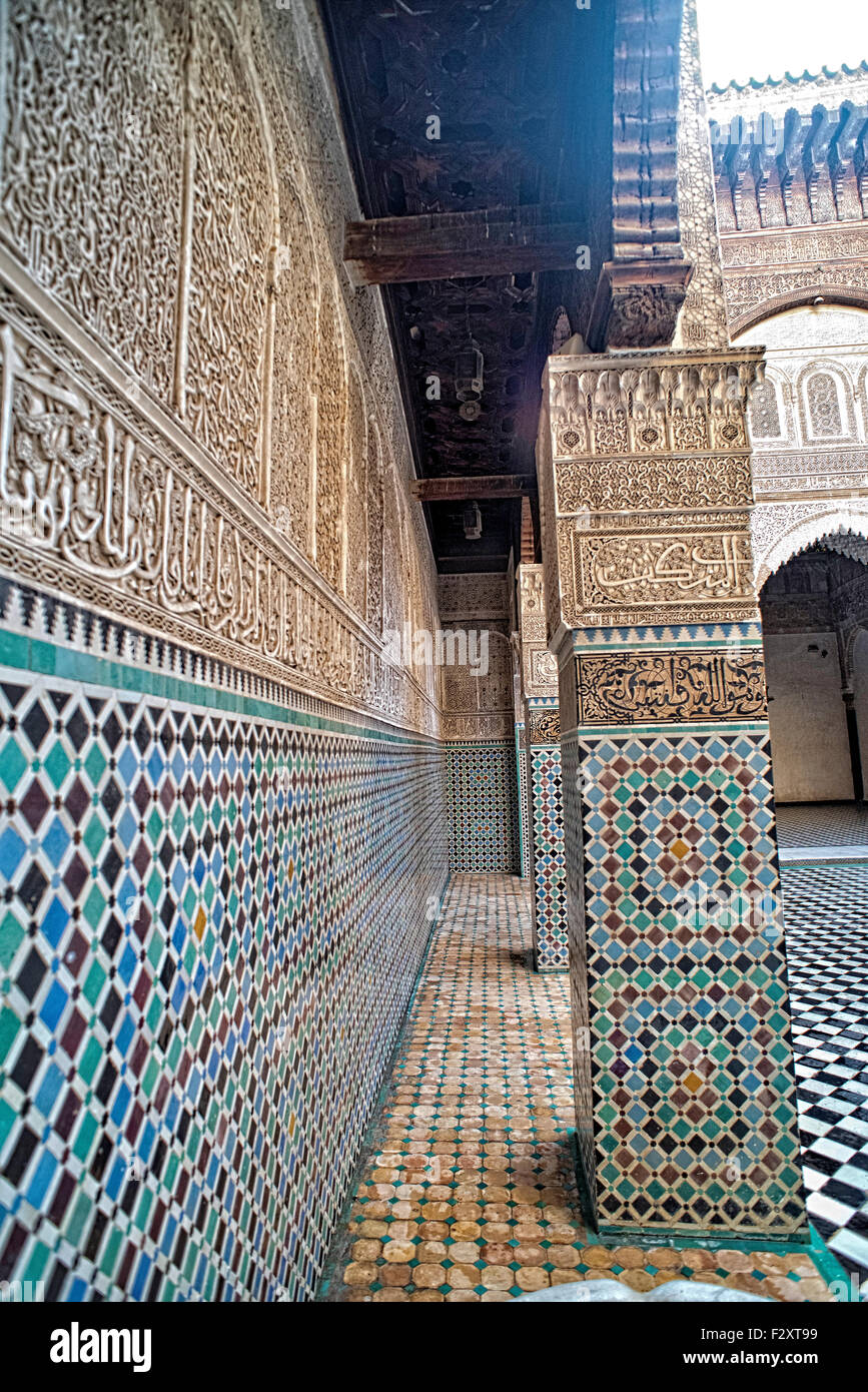 Zellige mur carrelé, la Médersa Attarine, Fès, Maroc Banque D'Images