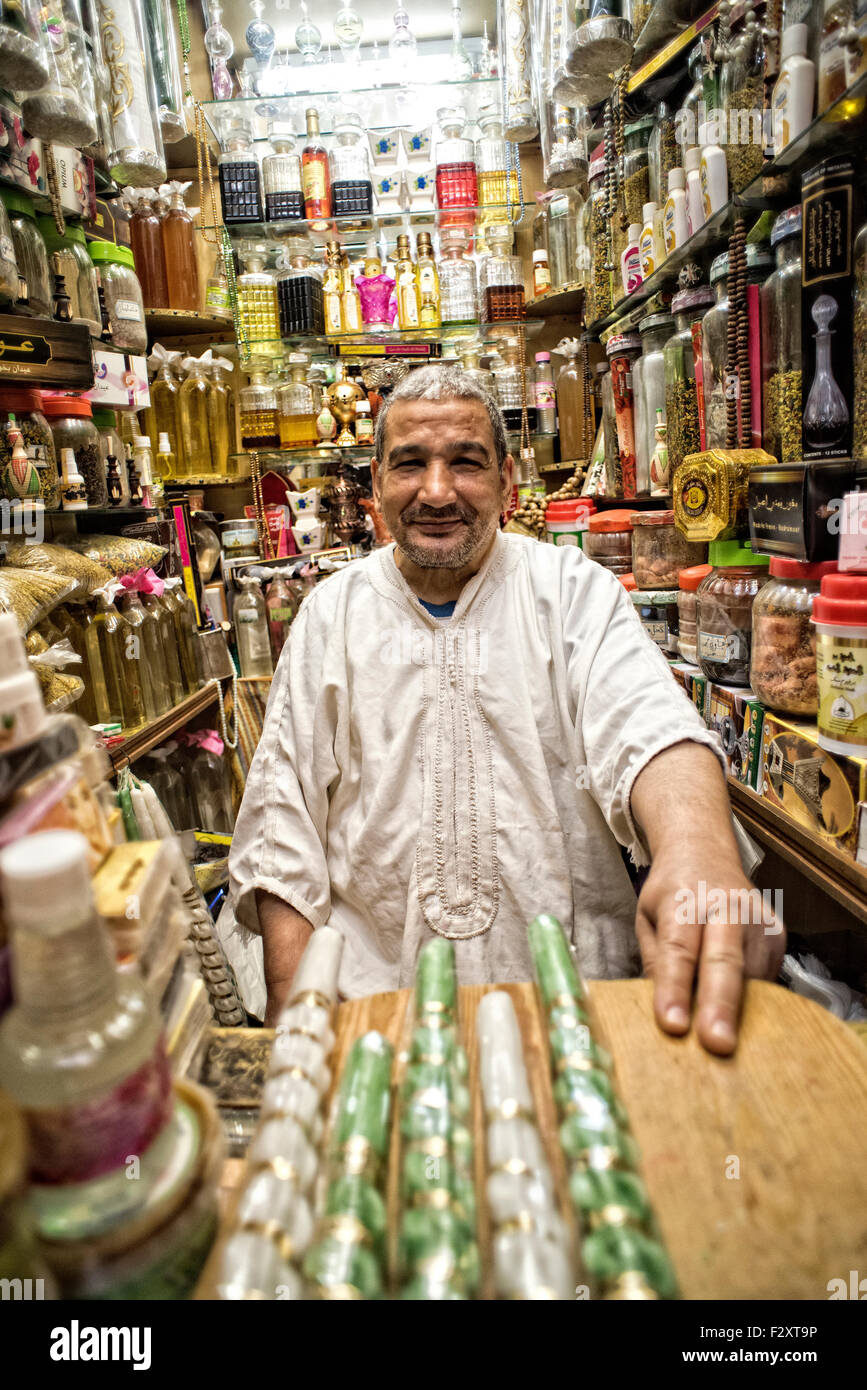 Commerçant vendant des bougies et des parfums à Fès Medina Banque D'Images