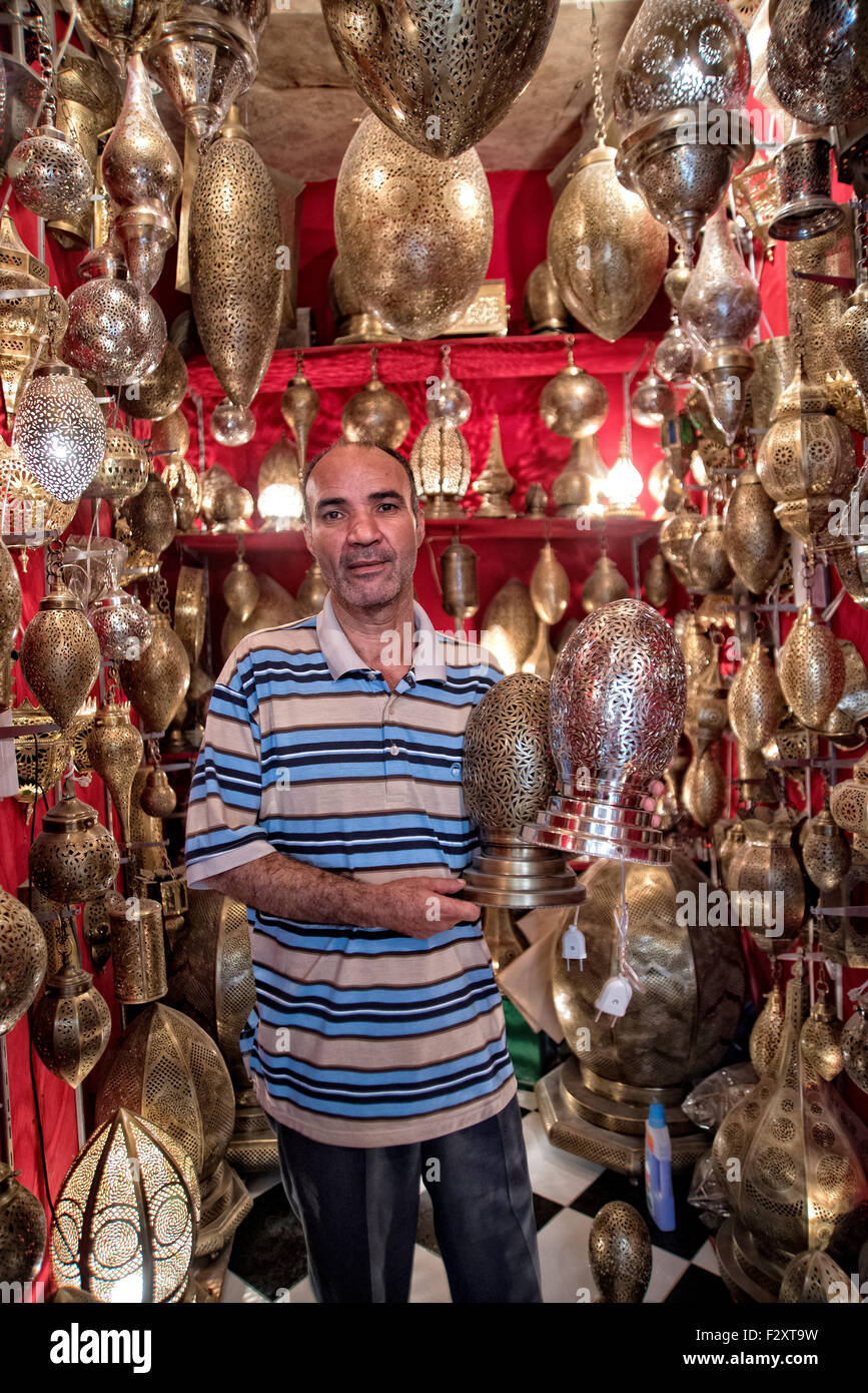 Magasin qui vend des lampes en laiton à Fez medina Banque D'Images