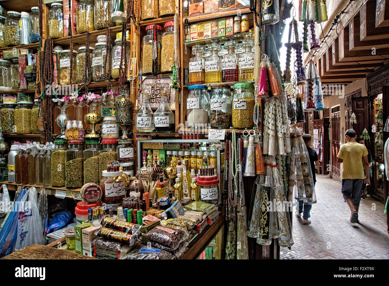 Boutique de parfums et d'épices à Fès médina, Maroc Banque D'Images