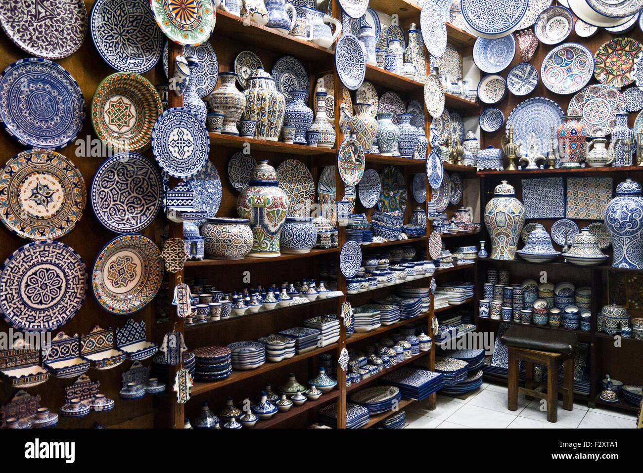 Magasin de poterie de Fès médina, Maroc Banque D'Images