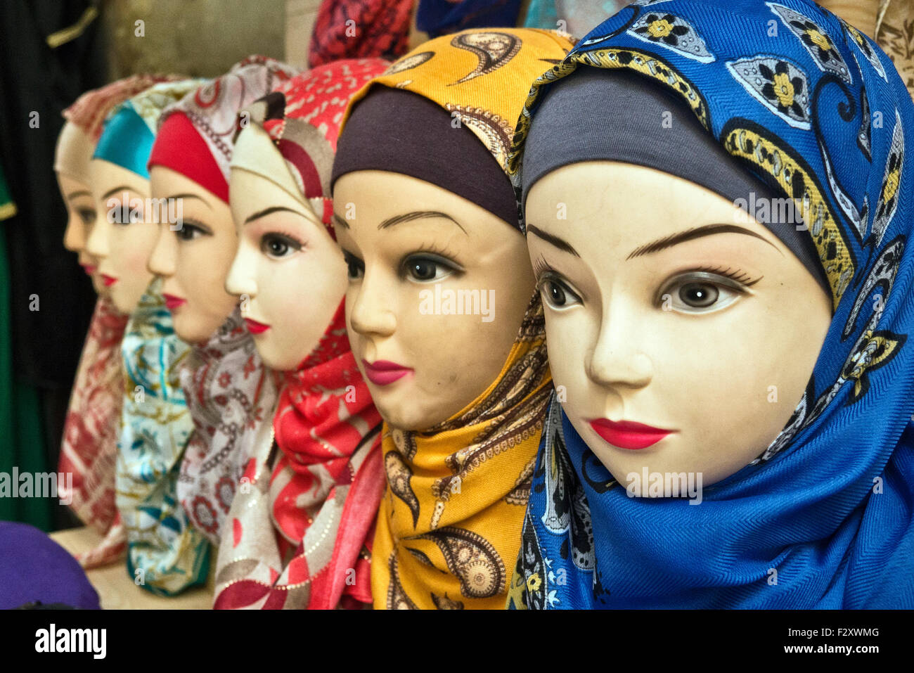 Les mannequins portant des alamira headscarfs hijab/à l'extérieur de l'atelier dans la médina de Fès, Maroc Banque D'Images
