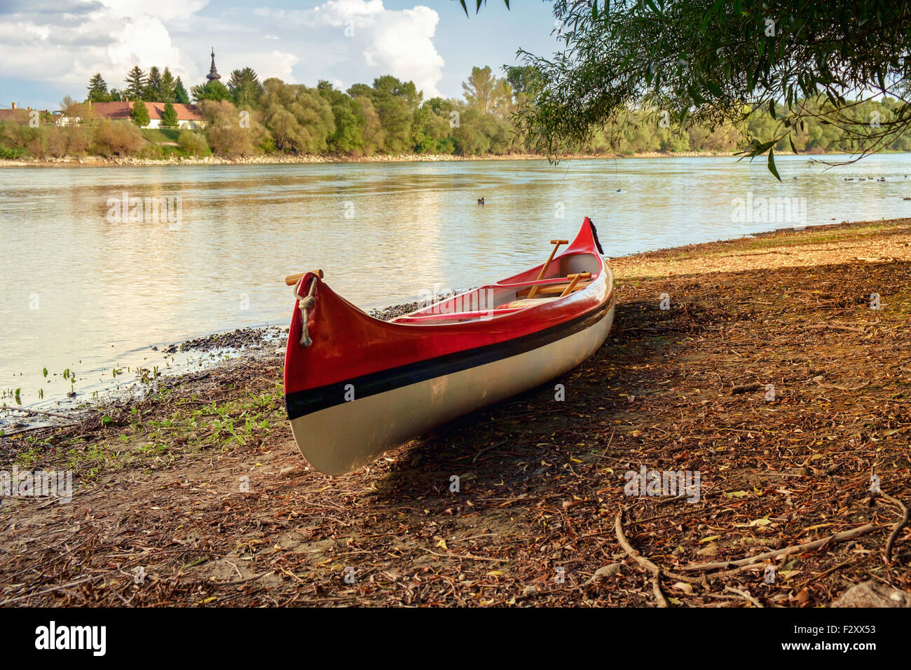 Red canoe sur la plage au bord du Danube, la Hongrie Banque D'Images