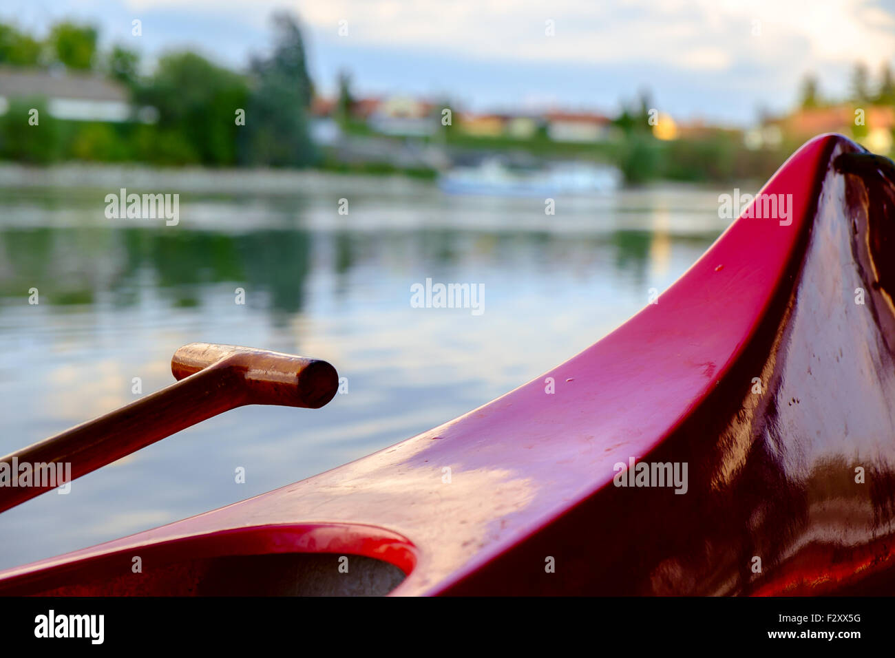 Red canoe sur la plage au bord du Danube, la Hongrie Banque D'Images