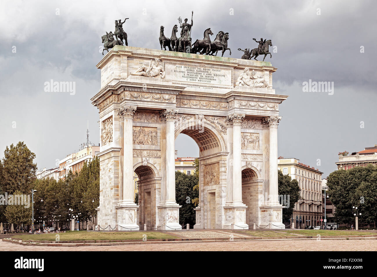 Symbole de la paix Arch, entrée triomphale dans la ville de Napoléon III et Victor Emmanuel III. Prises d'en dessous, noir-blanc Banque D'Images