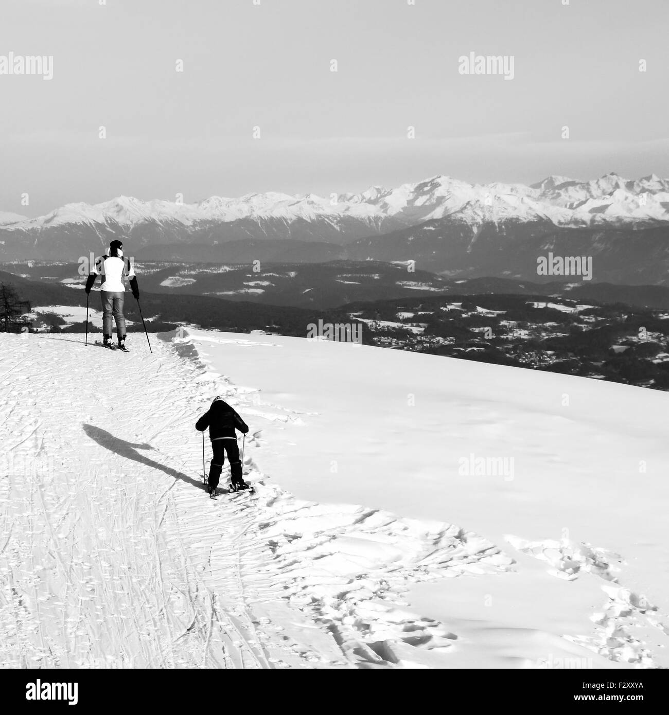 ORTISEI, ITALIE - CIRCA DÉCEMBRE 2012 : Père et fils le ski sur les pentes enneigées des Alpes. Banque D'Images