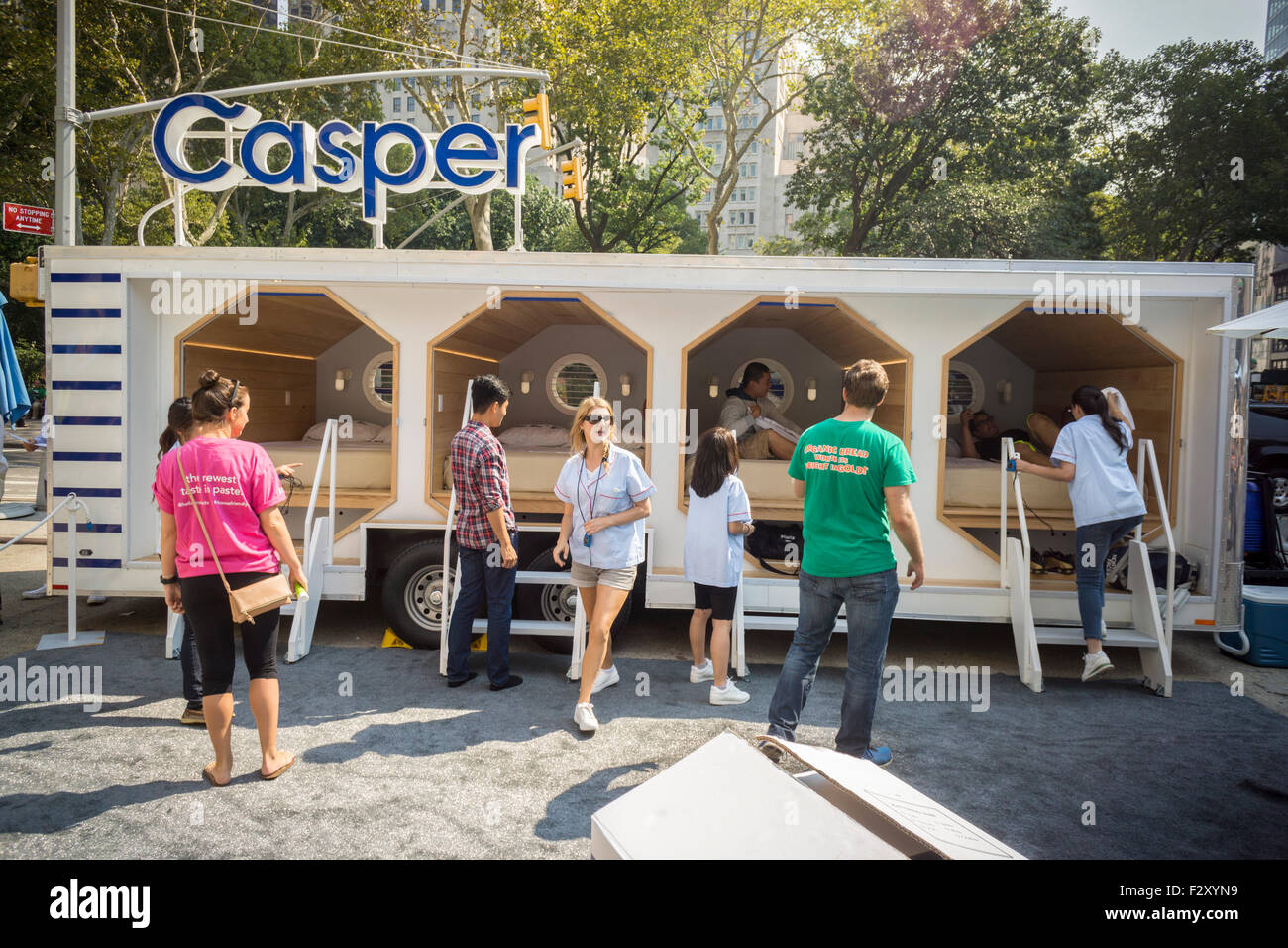 La tournée pan Casper remorque promotionnelle équipées de cabines équipées de matelas Casper à un événement promotionnel à New York vendredi, 18 Septembre, 2015. Les 17 mois, vend un type de matelas de mousse de mémoire via l'internet, voyage dans une boîte avec le matelas d'élargir à l'ouverture. Jusqu'ici, l'entreprise a permis de recueillir 55 millions de dollars en financement et leur produit se vend entre 500 $ et 950 $. (© Richard B. Levine) Banque D'Images