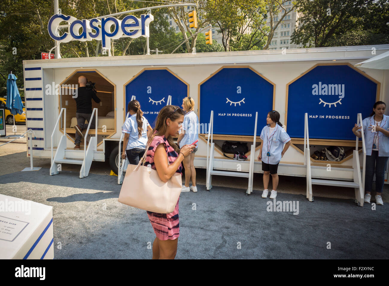La tournée pan Casper remorque promotionnelle équipées de cabines équipées de matelas Casper à un événement promotionnel à New York vendredi, 18 Septembre, 2015. Les 17 mois, vend un type de matelas de mousse de mémoire via l'internet, voyage dans une boîte avec le matelas d'élargir à l'ouverture. Jusqu'ici, l'entreprise a permis de recueillir 55 millions de dollars en financement et leur produit se vend entre 500 $ et 950 $. (© Richard B. Levine) Banque D'Images